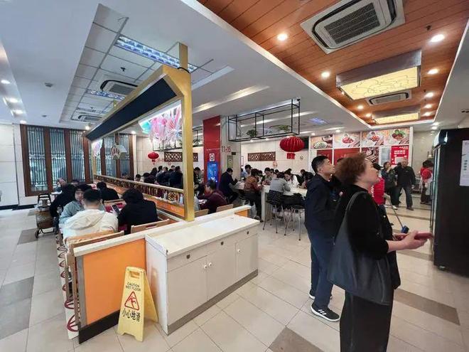 市“老上海”排队也要吃上一碗！冰球突破网站“夏日顶流”提前上(图5)