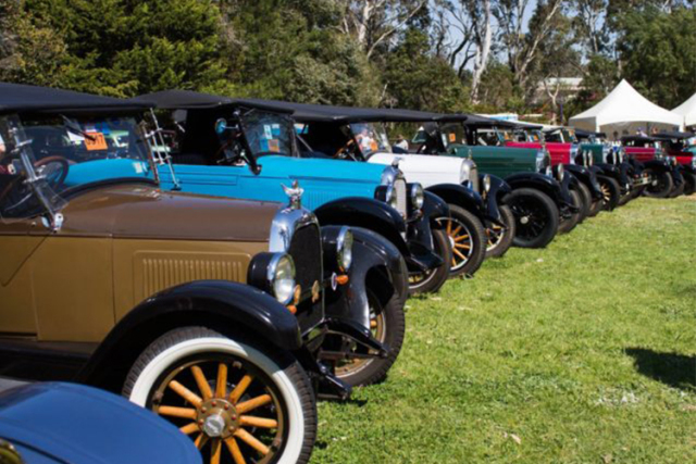 这两个：澳亚艺术节＆年度老爷车巡游冰球突